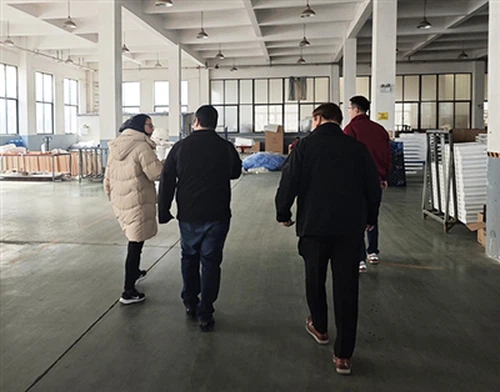 Un contratista canadiense visita MIGO GLASS para obtener soluciones integrada...