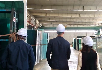 Clientes belgas visitan MIGO GLASS para realizar una auditoría de fábrica y l...