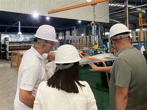 Un cliente del Reino Unido visita la fábrica de MIGO GLASS para inspeccionar ...